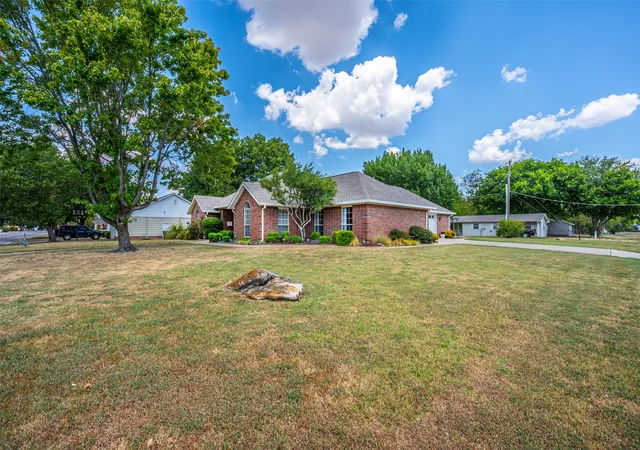 Photo 4 of Single family home for sale at 210 South 8th, Davis, OK 73030 | MLS# 2632447 | Listing updated on 2026-10-02