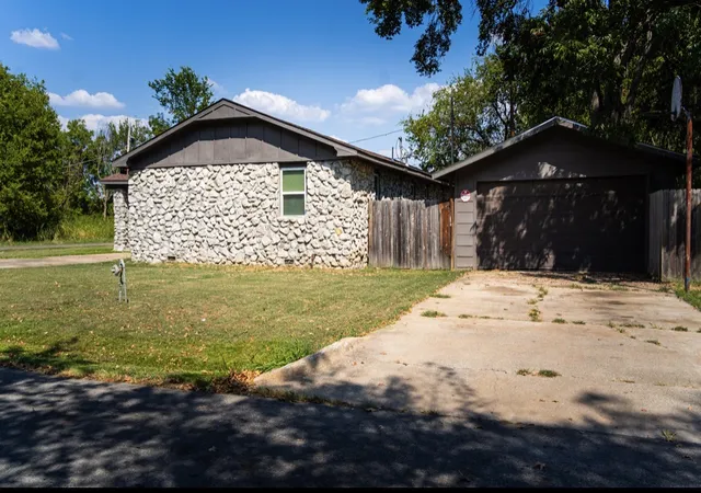 Photo 6 of Single family home for sale at 415 Martin St N, Muskogee, OK 74401 | MLS# 2632416 | Listing updated on 2026-09-05