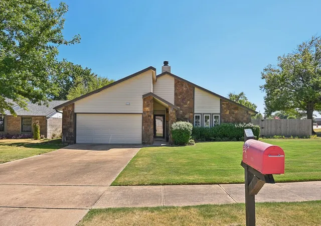 Photo 1 of Sale Pending at 1117 W Vicksburg Pl, Broken Arrow, OK 74011 | MLS# 2632786 | Listing updated on 2026-09-05