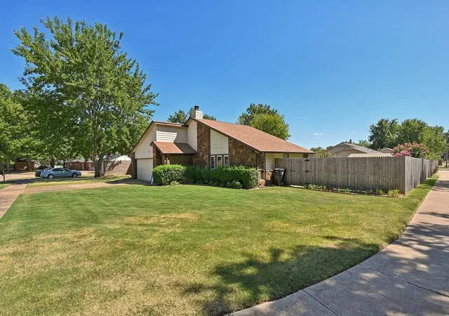 Photo 2 of Sale Pending at 1117 W Vicksburg Pl, Broken Arrow, OK 74011 | MLS# 2632786 | Listing updated on 2026-09-05