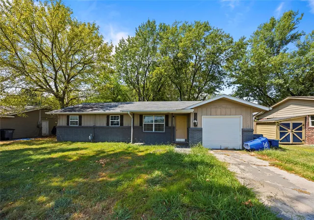 Photo 1 of Single family home for sale at 123 N Lincoln Ave, Wagoner, OK 74467 | MLS# 2632865 | Listing updated on 2026-09-10
