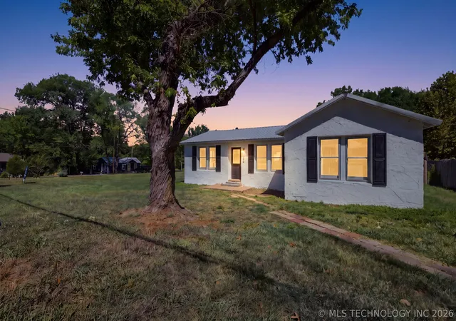 Photo 1 of Single family home for sale at 329 W Oak St, Coweta, OK 74429 | MLS# 2632387 | Listing updated on 2026-09-05