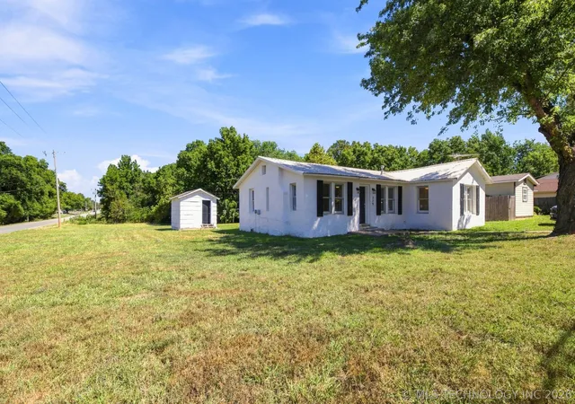 Photo 2 of Single family home for sale at 329 W Oak St, Coweta, OK 74429 | MLS# 2632387 | Listing updated on 2026-09-05