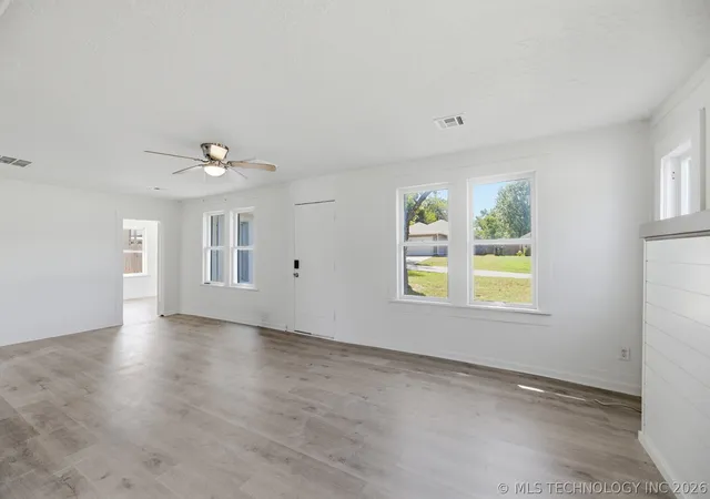 Photo 4 of Single family home for sale at 329 W Oak St, Coweta, OK 74429 | MLS# 2632387 | Listing updated on 2026-09-05