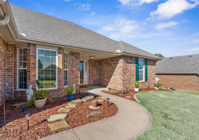 Photo 3 of Single family home for sale at 5633 Parkhill Ct, Bartlesville, OK 74006 | MLS# 2632782 | Listing updated on 2026-09-14