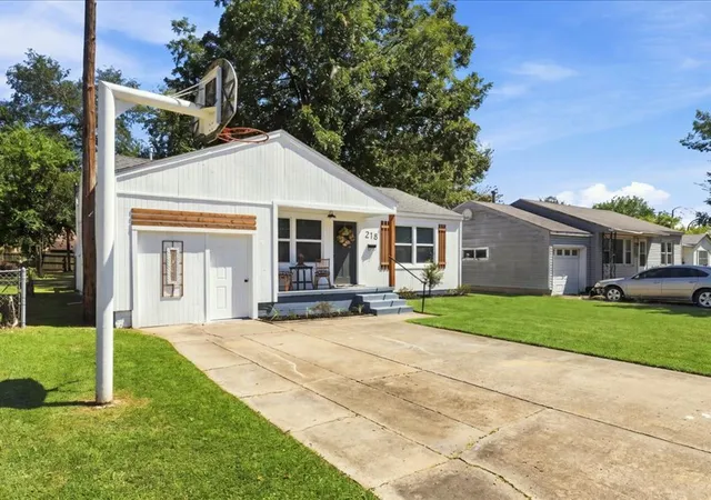 Photo 2 of Single family home for sale at 218 N 34th Street, Muskogee, OK 74401 | MLS# 2632273 | Listing updated on 2026-09-12