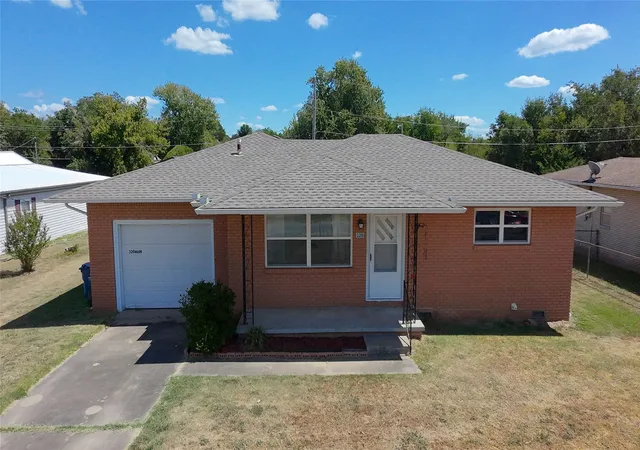 Photo 1 of Single family home for sale at 320 Main, Mc Alester, OK 74501 | MLS# 2632904 | Listing updated on 2026-09-25