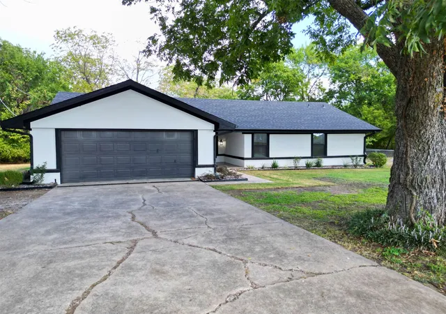 Photo 1 of Sale Pending at 206 N Crownpoint Dr, Ada, OK 74820 | MLS# 2632900 | Listing updated on 2026-09-25