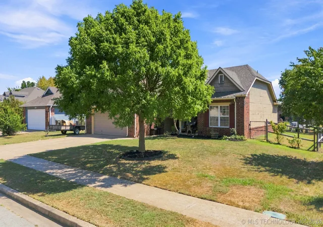 Photo 2 of Single family home for sale at 2111 S Javine St, Skiatook, OK 74070 | MLS# 2632519 | Listing updated on 2026-09-14