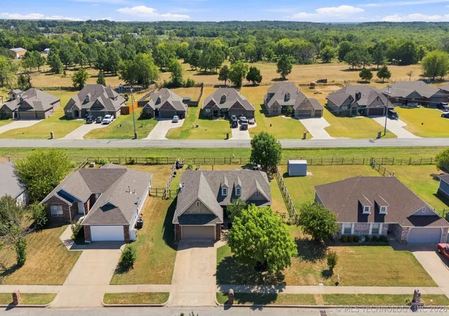 Photo 3 of Single family home for sale at 2111 S Javine St, Skiatook, OK 74070 | MLS# 2632519 | Listing updated on 2026-09-14