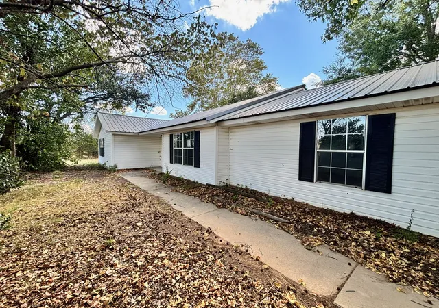 Photo 2 of Single family home for sale at 40002 Country Rd 4500, Stigler, OK 74462 | MLS# 2633021 | Listing updated on 2026-09-08