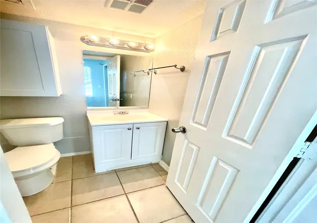 Listing Photo 2 - Condo for sale in building located at 6663 Victor St, Tulsa, OK 74136 - Unit #H304