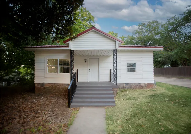 Photo 1 of Single family home for sale at 202 S Central St, Wilburton, OK 74578 | MLS# 2633120 | Listing updated on 2026-09-10