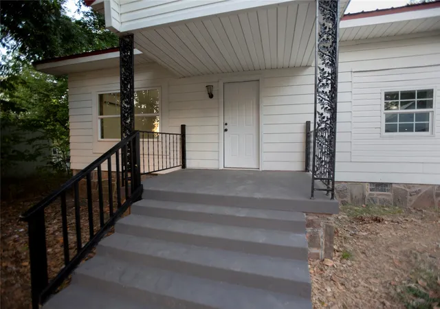 Photo 3 of Single family home for sale at 202 S Central St, Wilburton, OK 74578 | MLS# 2633120 | Listing updated on 2026-09-10