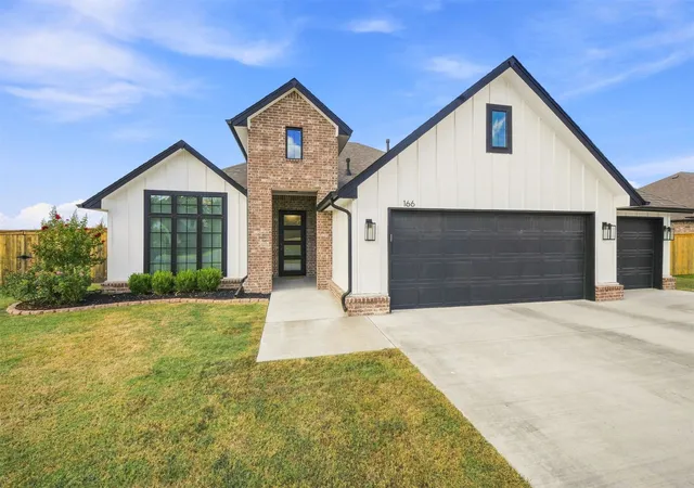 Single family home for sale at 166 N Phillips St, Skiatook, OK 74070 | MLS# 2633126
