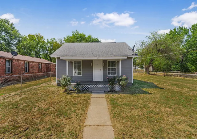 Photo 1 of Single family home for sale at 215 S Main St, Vera, OK 74082 | MLS# 2633023 | Listing updated on 2026-09-14
