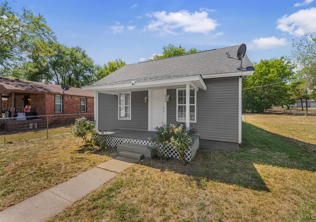 Photo 2 of Single family home for sale at 215 S Main St, Vera, OK 74082 | MLS# 2633023 | Listing updated on 2026-09-14