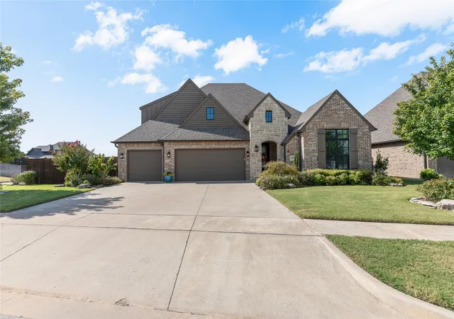 Photo 2 of Sale Pending at 3923 W Tucson Pl, Broken Arrow, OK 74011 | MLS# 2633183 | Listing updated on 2026-09-14