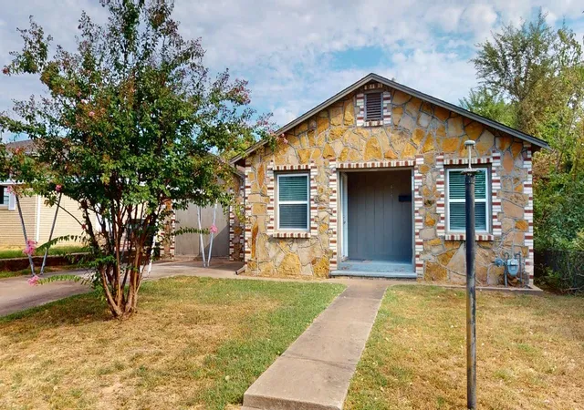 Photo 2 of Single family home for sale at 415 E Aquarium Pl, Jenks, OK 74037 | MLS# 2633060 | Listing updated on 2026-09-09