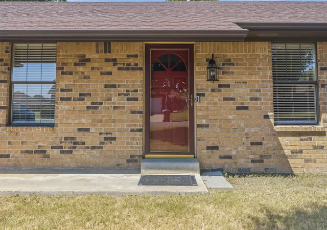 Photo 2 of Single family home for sale at 621 Osage St Nw, Ardmore, OK 73401 | MLS# 2632773 | Listing updated on 2026-09-11