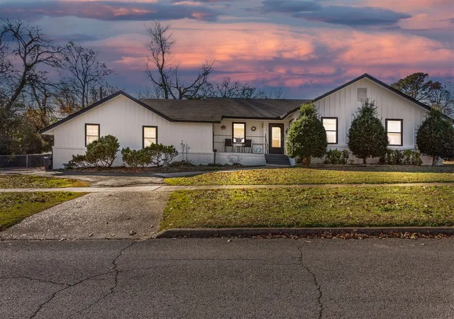 Photo 1 of Single family home for sale at 515 W Delaware St, Tahlequah, OK 74464 | MLS# 2632064 | Listing updated on 2026-09-09