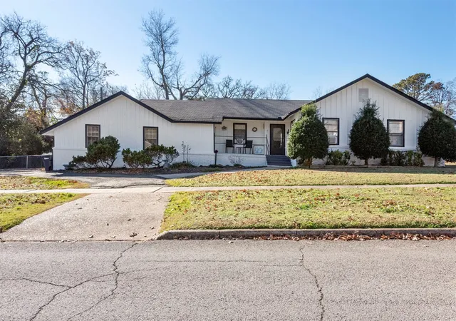 Photo 3 of Single family home for sale at 515 W Delaware St, Tahlequah, OK 74464 | MLS# 2632064 | Listing updated on 2026-09-09