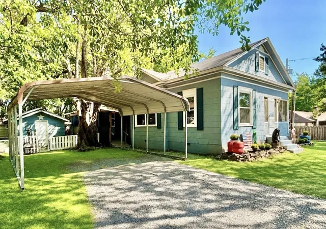 Photo 3 of Single family home for sale at 201 Ne F, Stigler, OK 74462 | MLS# 2633217 | Listing updated on 2026-09-09