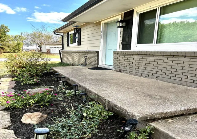 Photo 3 of Single family home for sale at 617 E Fort Worth Pl, Broken Arrow, OK 74012 | MLS# 2633192 | Listing updated on 2026-09-14