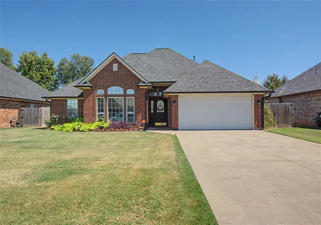 Photo 2 of Single family home for sale at 3908 Crestview Dr, Muskogee, OK 74403 | MLS# 2633243 | Listing updated on 2026-09-09