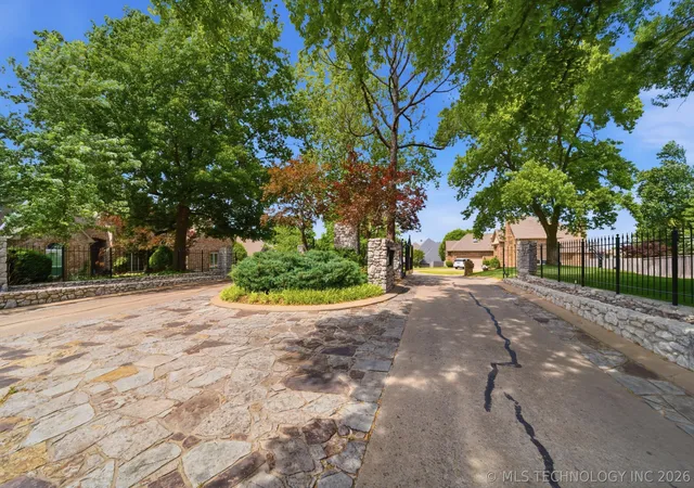 Photo 4 of Single family home for sale at 10202 S Knoxville Ave, Tulsa, OK 74137 | MLS# 2633249 | Listing updated on 2026-09-13