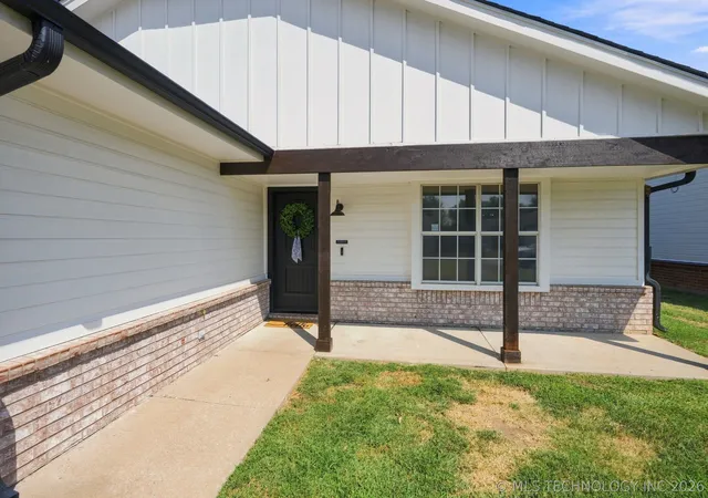 Photo 2 of Sale Pending at 9465 E Sprucewood Dr, Claremore, OK 74019 | MLS# 2633142 | Listing updated on 2026-09-11