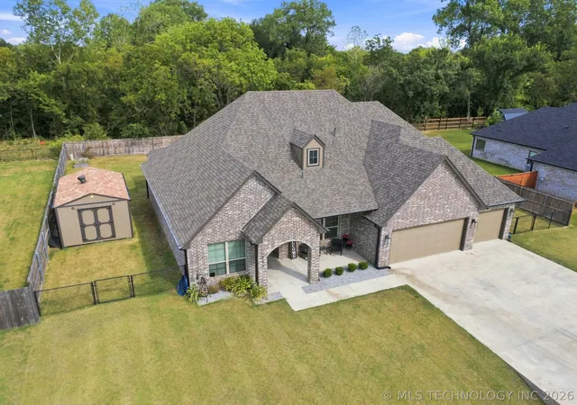 Single family home for sale at 205 N Phillips St, Skiatook, OK 74070 | MLS# 2631665