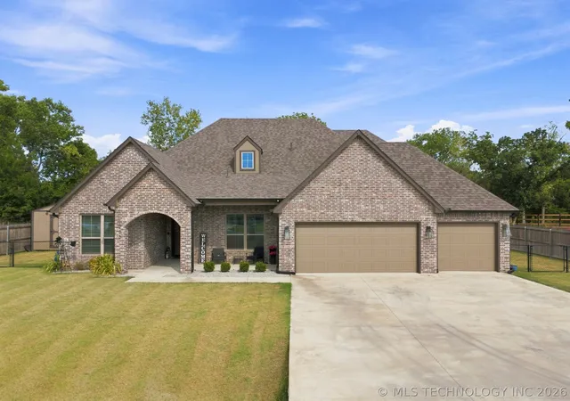 Photo 2 of Single family home for sale at 205 N Phillips St, Skiatook, OK 74070 | MLS# 2631665 | Listing updated on 2026-09-11