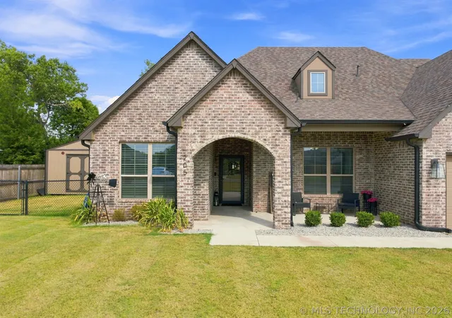 Photo 3 of Single family home for sale at 205 N Phillips St, Skiatook, OK 74070 | MLS# 2631665 | Listing updated on 2026-09-11