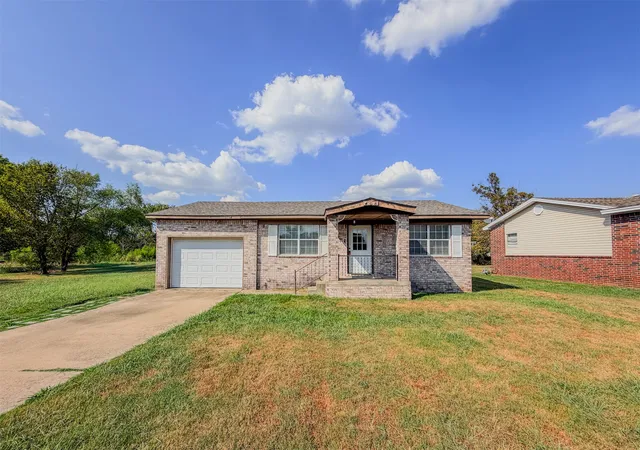 Photo 1 of Single family home for sale at 408 Sw 13th Street, Wagoner, OK 74467 | MLS# 2632639 | Listing updated on 2026-09-11
