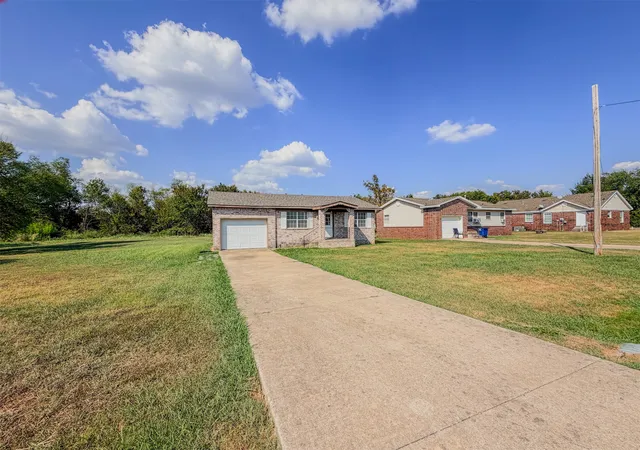 Photo 2 of Single family home for sale at 408 Sw 13th Street, Wagoner, OK 74467 | MLS# 2632639 | Listing updated on 2026-09-11