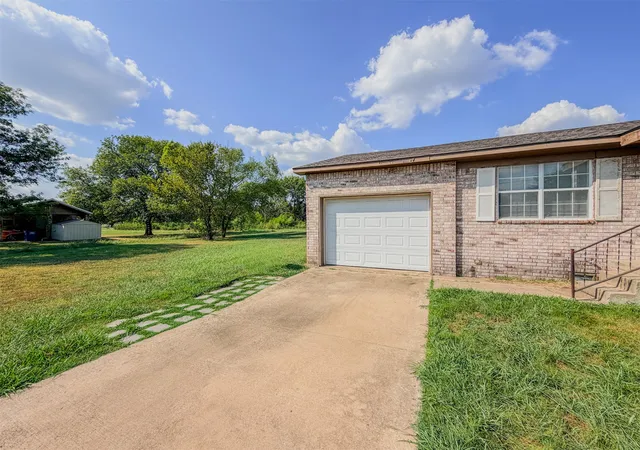 Photo 3 of Single family home for sale at 408 Sw 13th Street, Wagoner, OK 74467 | MLS# 2632639 | Listing updated on 2026-09-11