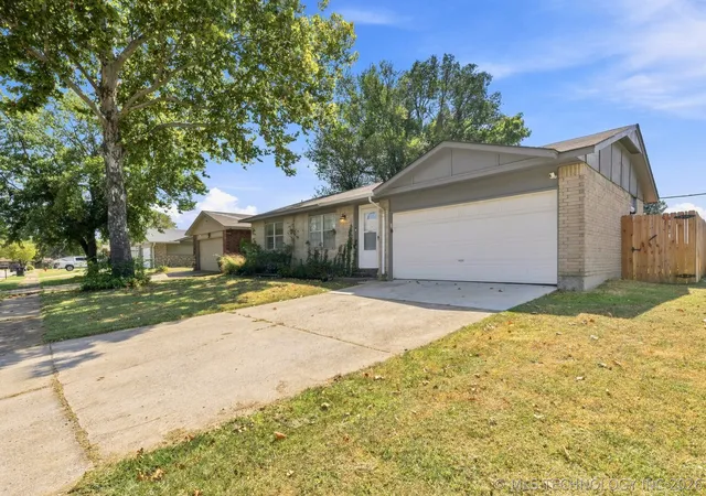 Photo 2 of Single family home for sale at 1929 W Vandalia St, Broken Arrow, OK 74012 | MLS# 2632784 | Listing updated on 2026-09-13