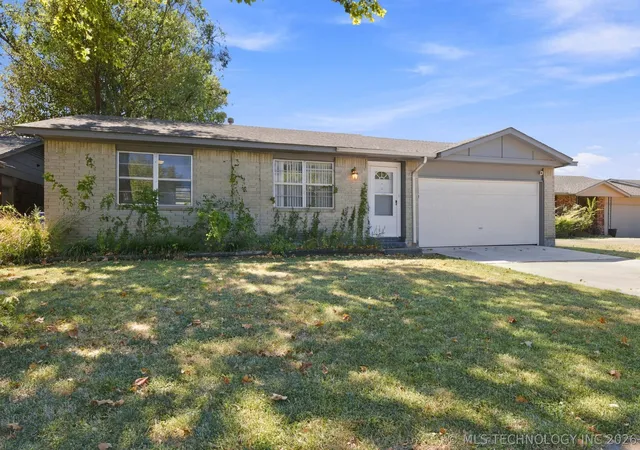 Photo 3 of Single family home for sale at 1929 W Vandalia St, Broken Arrow, OK 74012 | MLS# 2632784 | Listing updated on 2026-09-13