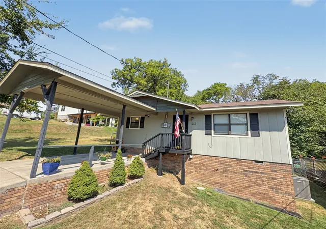 Photo 1 of Sale Pending at 317 E South St, Tahlequah, OK 74464 | MLS# 2633313 | Listing updated on 2026-09-16