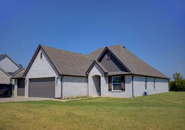 Photo 2 of Single family home for sale at 2420 W King Ln, Claremore, OK 74019 | MLS# 2633402 | Listing updated on 2026-09-11