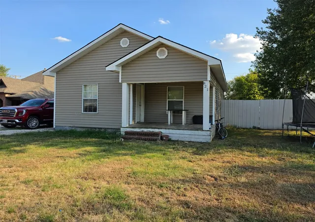 Photo 1 of Single family home for sale at 821 W Oak St, Collinsville, OK 74021 | MLS# 2633368 | Listing updated on 2026-09-11