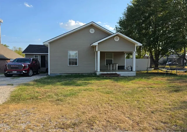 Photo 2 of Single family home for sale at 821 W Oak St, Collinsville, OK 74021 | MLS# 2633368 | Listing updated on 2026-09-11