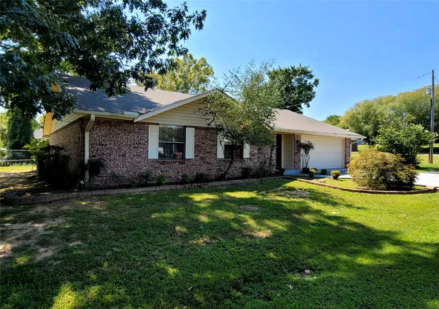 Single family home for sale at 112 Meadowlark, Eufaula, OK 74432 | MLS# 2632282