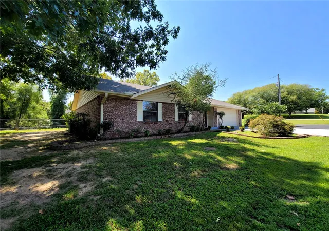 Photo 3 of Single family home for sale at 112 Meadowlark, Eufaula, OK 74432 | MLS# 2632282 | Listing updated on 2026-09-11