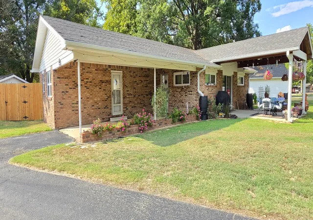 Photo 2 of Single family home for sale at 17 Breakenridge Dr, Eufaula, OK 74432 | MLS# 2633557 | Listing updated on 2026-09-26