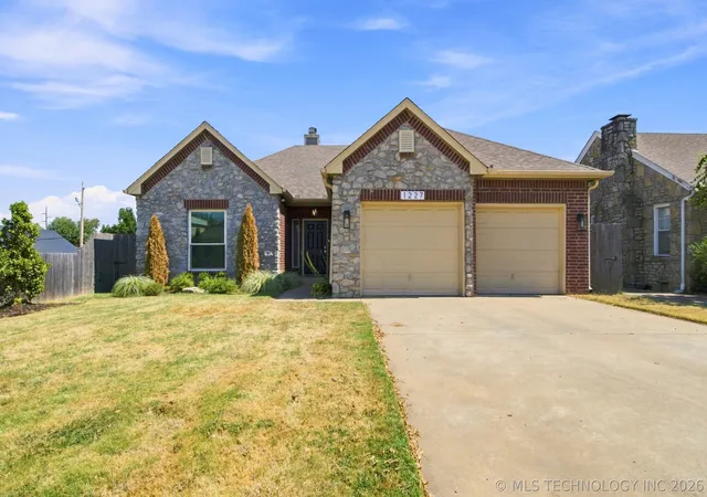 Photo 1 of Sale Pending at 1227 S Columbia Pl, Tulsa, OK 74104 | MLS# 2633521 | Listing updated on 2026-09-14