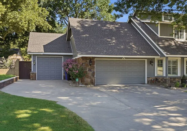 Photo 3 of Sale Pending at 1700 Albuquerque St, Broken Arrow, OK 74011 | MLS# 2633547 | Listing updated on 2026-09-14