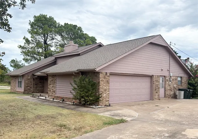 Photo 3 of Single family home for sale at 618 S Timberridge Dr, Cushing, OK 74023 | MLS# 2633399 | Listing updated on 2026-09-11