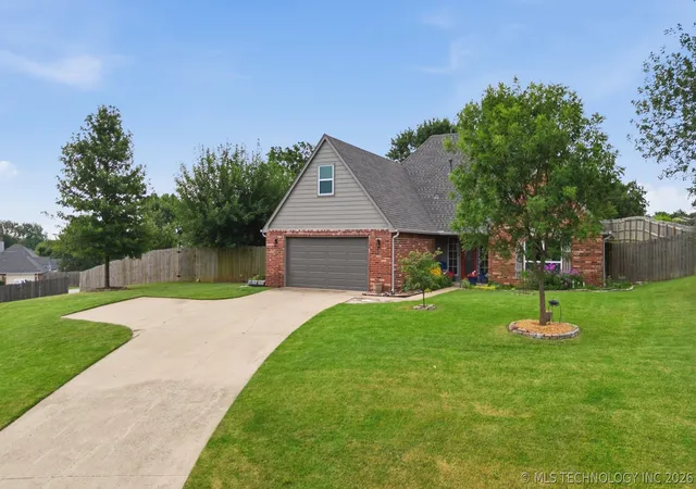 Photo 1 of Sale Pending at 8012 W Cottonwood Ave, Claremore, OK 74019 | MLS# 2633645 | Listing updated on 2026-09-14
